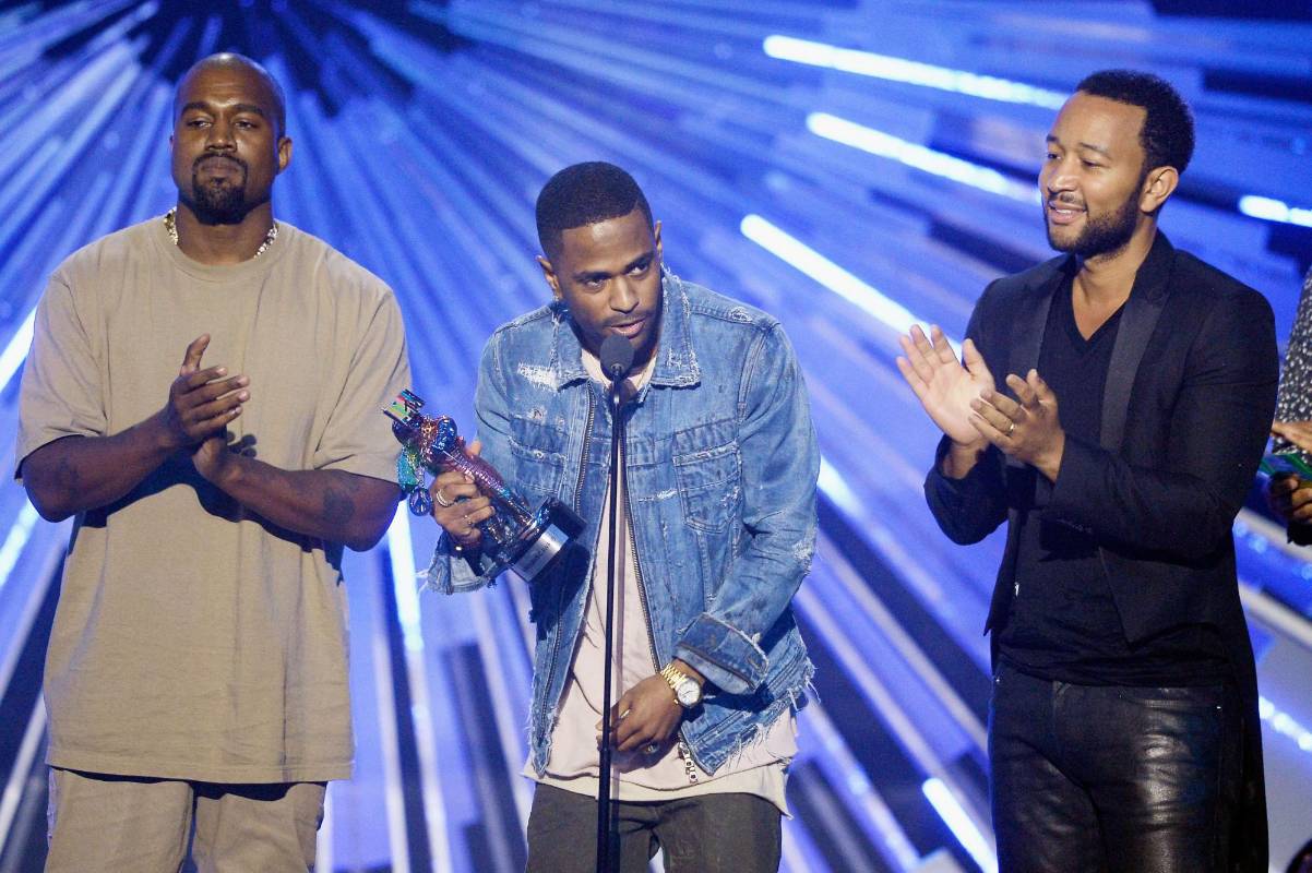 Kanye West, Big Sean y John Legend recibieron el premio como el mejor vídeo con mensaje social con One Man Can Change the World. FOTO AFP