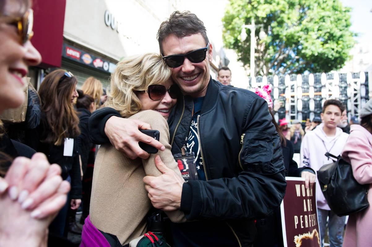 Otras personalidades masculinas como James Franco, el guitarrista de U2, Michael Moore, el actor Mark Ruffalo y Jake Gyllenhaal también participaron en la protesta. En la foto la actriz Jane Fonda y James Franco. FOTO AFP