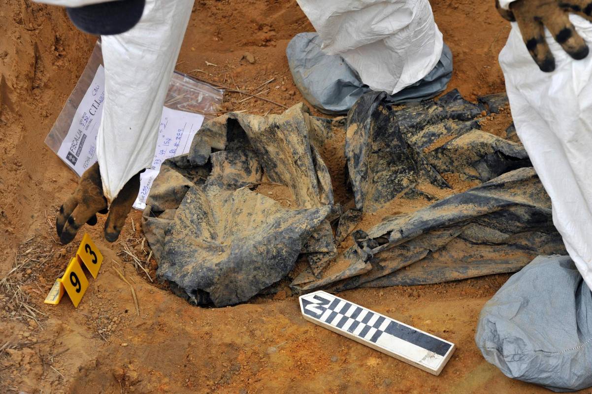 Hasta el momento, en La Macarena 116 cuerpos fueron descubiertos en el cementerio y en las próximas semanas se prevé la extracción de otros 60. FOTOS Guillermo Legaria / AFP