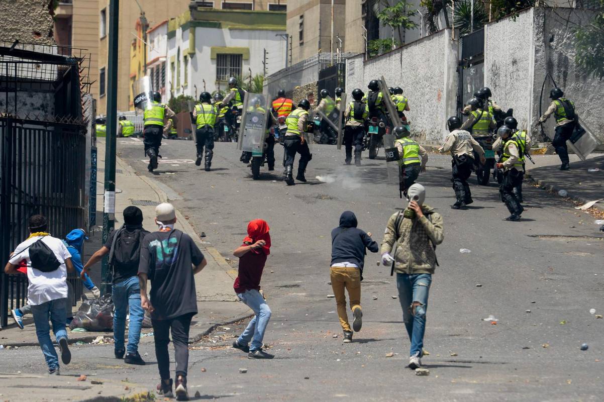 En medio de la aglomeración, los negocios más cercanos a estas vías cerraron sus puertas. FOTO AFP