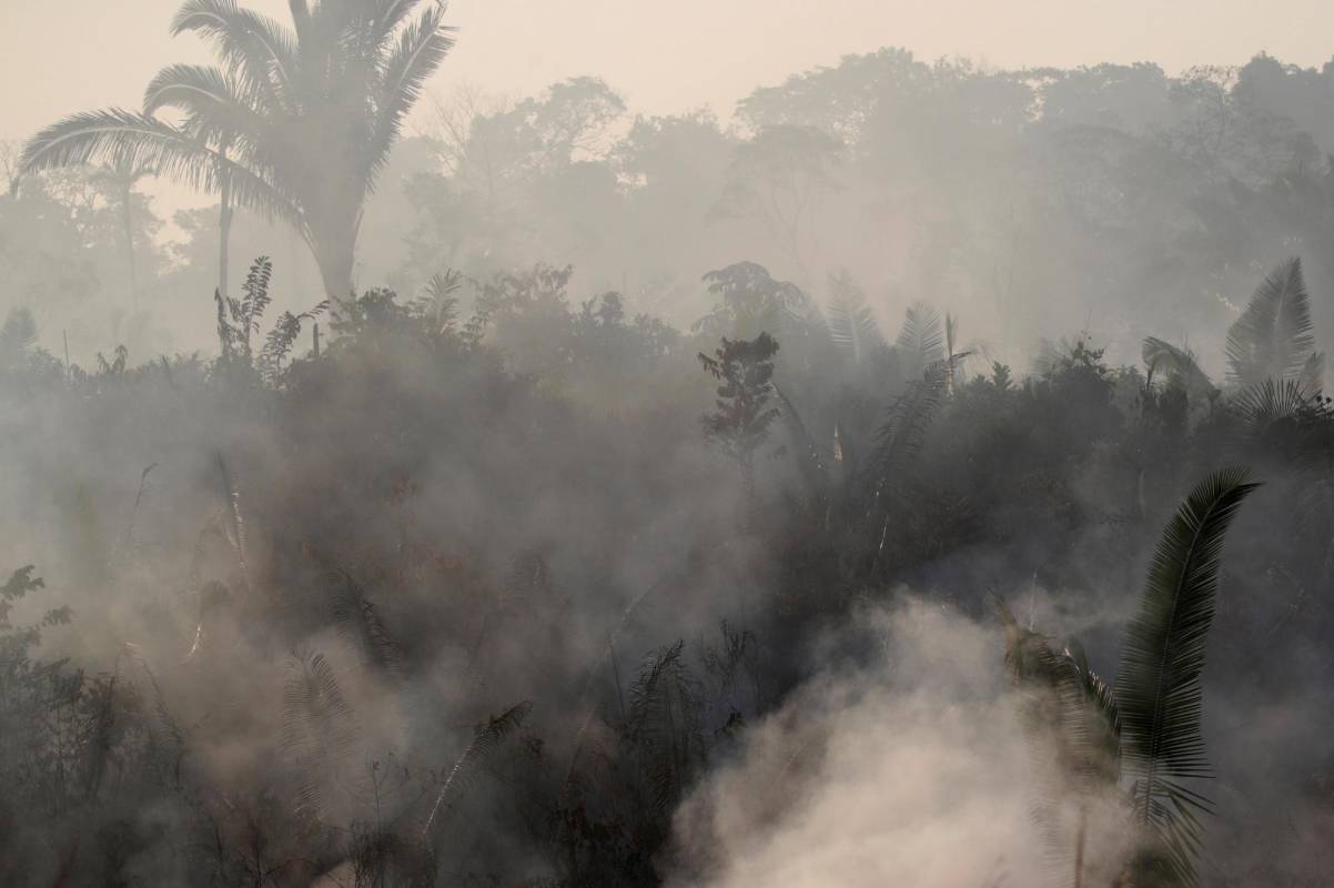 Anualmente, según la investigación publicada en 2018 por el Centro de Resiliencia de Estocolmo, los incendios forestales en ese país liberaron en promedio 1.000 millones de toneladas de CO2, el equivalente en peso a 136.986 Torres Eiffel. Foto: Reuters