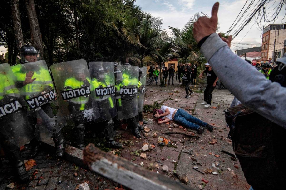 Las manifestaciones en Bogotá, entre la noche del miércoles y la madrugada de este jueves, dejaron siete fallecidos, entre los que hay un joven de 17 años, quien perdió la vida por una herida de arma de fuego. Además, 93 policías resultaron lesionados, entre ellos un capitán de la institución, quien también recibió un disparo. FOTO AFP