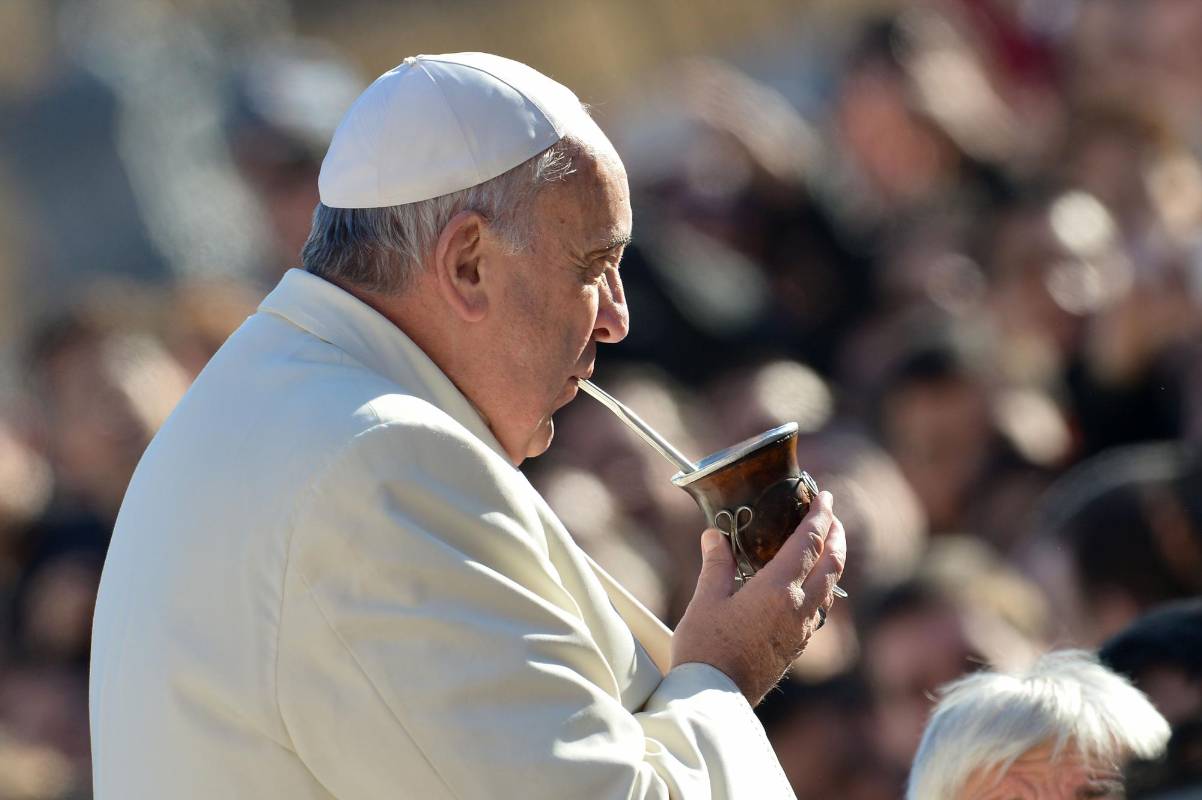 Tras cantar al papa el “Cumpleaños Feliz”, también le ofrecieron un mate, la bebida típica en Argentina y de otros países de Latinoamérica. FOTO AFP
