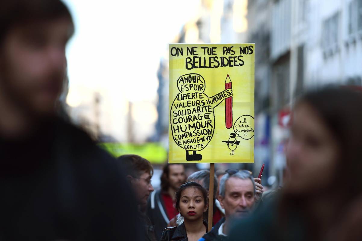 Hollande pidió a todos los franceses que se sumen a la marcha de este domingo para defender “los valores de la democracia, de la libertad y del pluralismo”. FOTO AFP