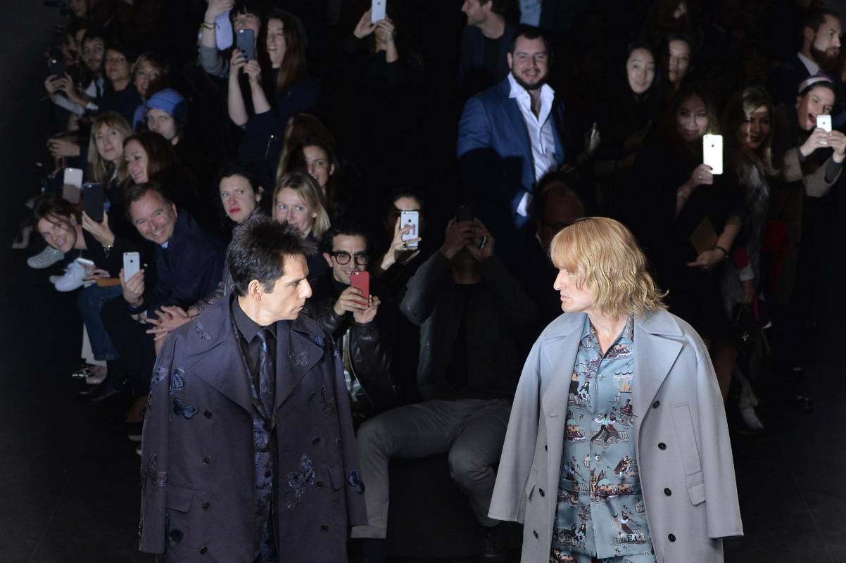 Stiller desfiló con un abrigo con mariposas, mientras que Wilson lo hizo con un traje con un estampado de figuras humanas en diferentes situaciones. FOTO AFP