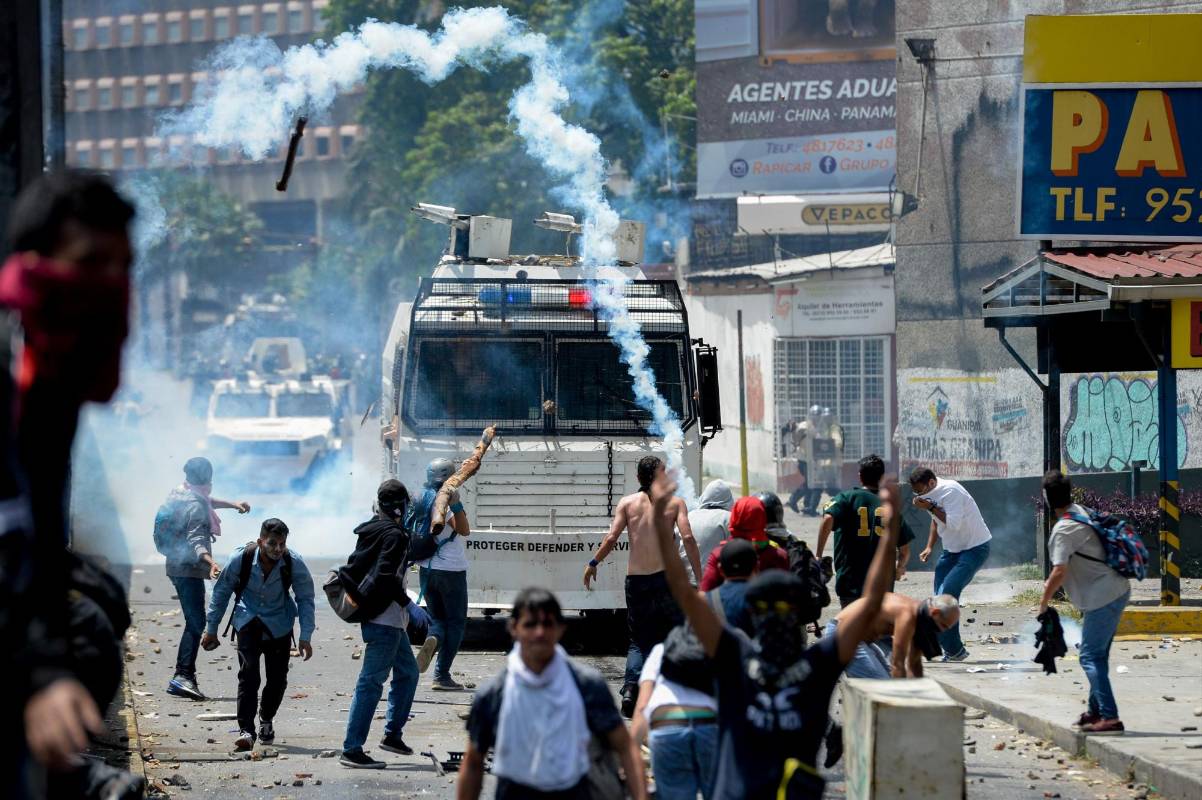 En paralelo, miles de simpatizantes del Gobierno se movilizaron, también en Caracas y sin contratiempos, en rechazo a lo que consideran un “golpe parlamentario” por parte de la Cámara. FOTO AFP