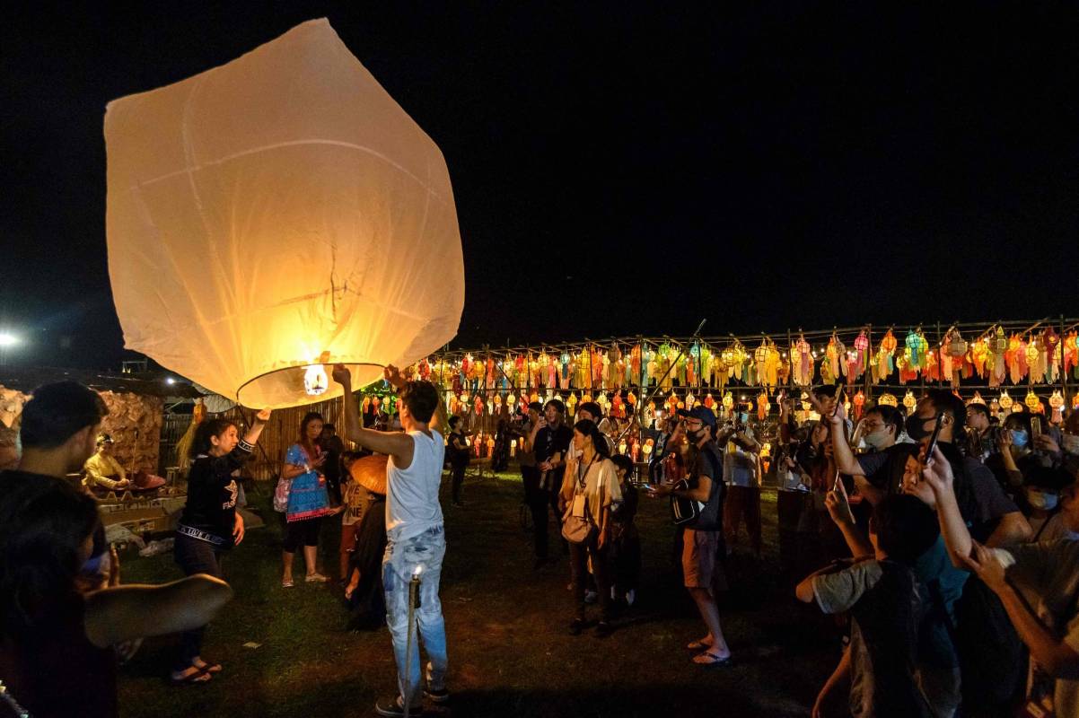 Miles de personas se reúnen cada noviembre para hacer ofrendas florales y de globos de luz bajo la tradición del budismo que se vive en Tailandia, la mayoría de los participantes empezaron siendo agricultores, pero ahora llegan muchos turistas y residentes del país por el colorido de la celebración. Foto: Mladen Antonov, Agencia AFP