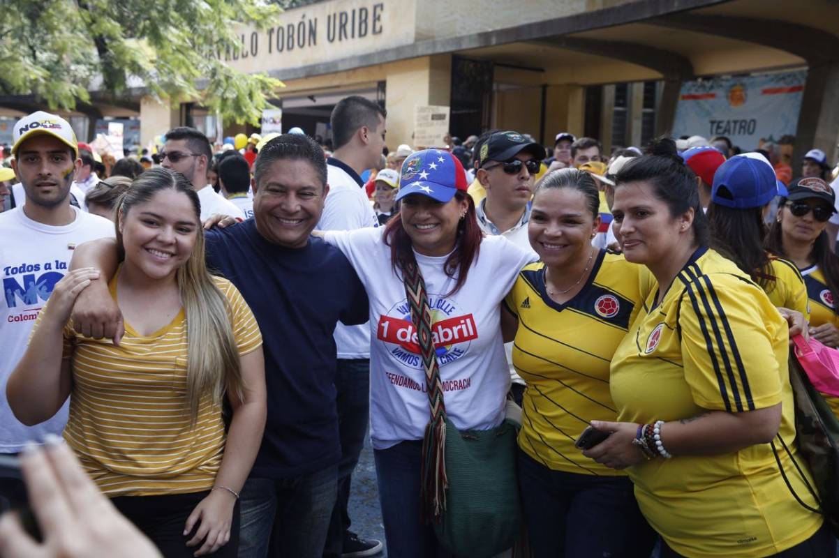 9:40 a.m. - La senadora del Centro Democrático Paola Holguín llegó a la marcha con una gorra estampada con la bandera venezolana. FOTO ESTEBAN VANEGAS