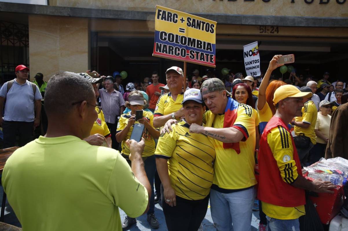 9:53 a.m. Aunque algunos se tomaron fotos con “Popeye”, otros le pidieron que se retirara. FOTO ESTEBAN VANEGAS