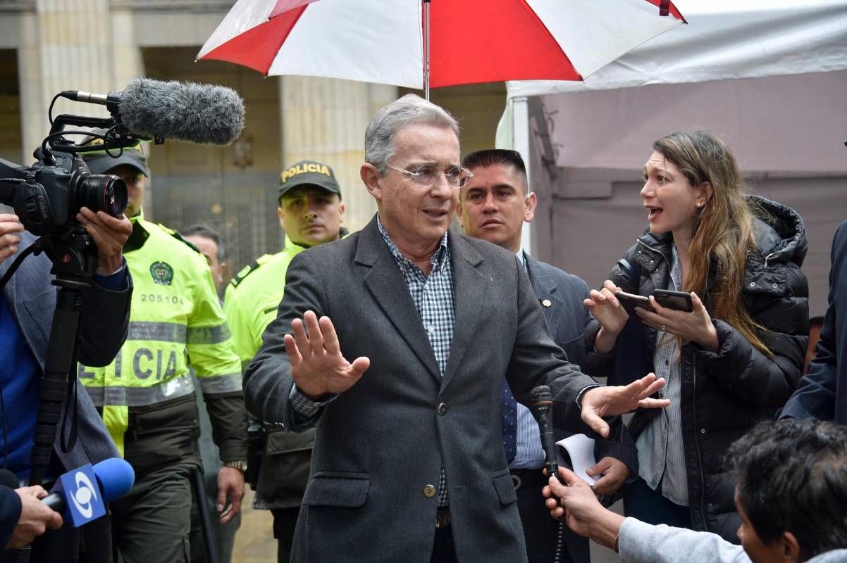 Por su parte, el Centro Democrático, partido liderado por Uribe, respondió “que el Gobierno está presionando por otra trampa: la trampa de extender el horario de votación en la ciudad de Barranquilla, donde las urnas se abrieron en el tiempo oportuno”. FOTO AFP