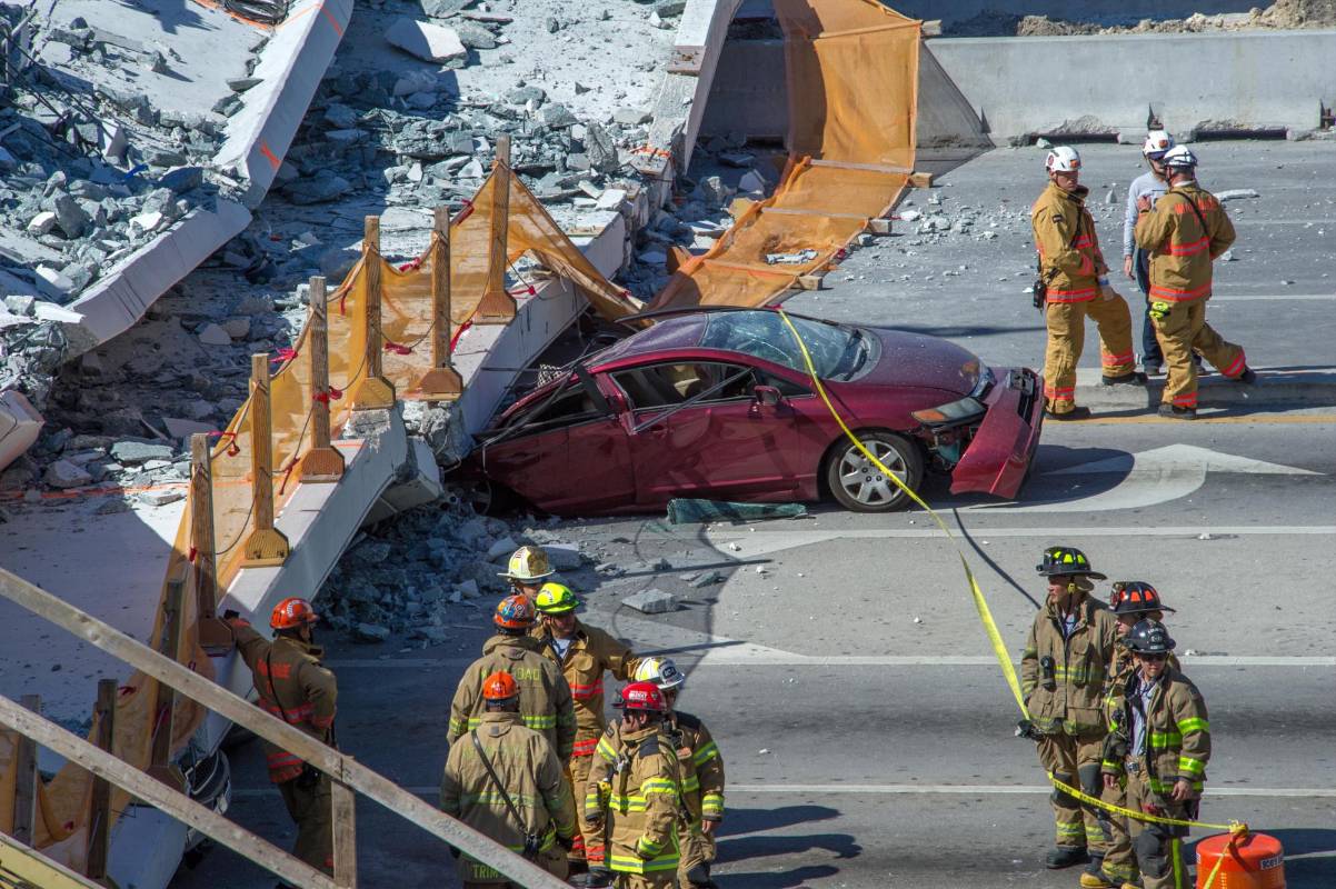 Un puente peatonal en Miami colapsó este jueves sobre una avenida de seis carriles y aplastó varios vehículos. FOTO EFE