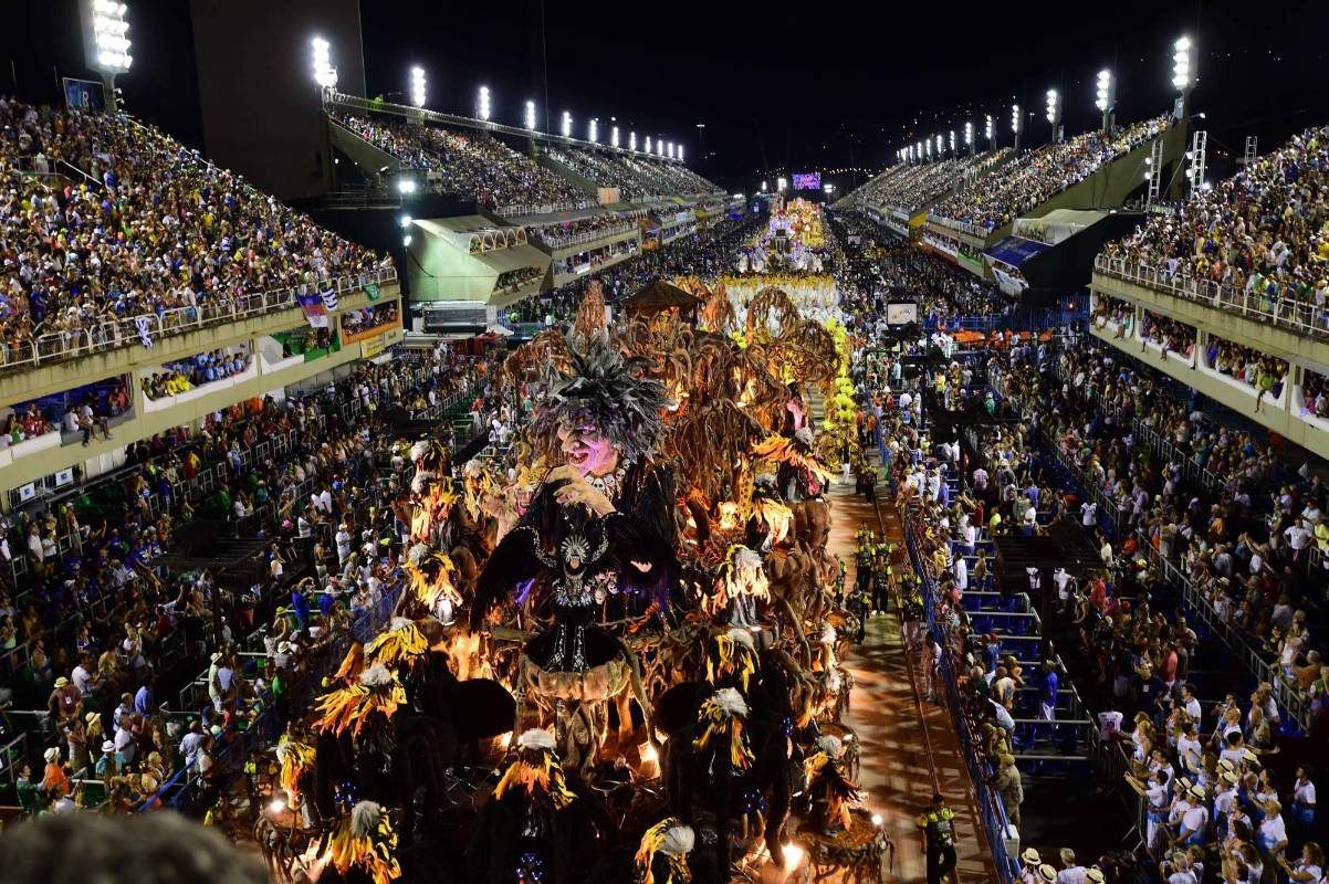 Se requieren meses de trabajo esmerado para elaborar los trajes que iluminan el Sambódromo de Río durante el desfile de 82 minutos de cada escuela de samba. FOTO AFP
