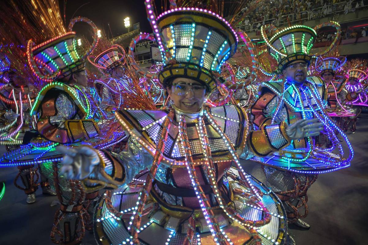 Un jurado compuesto por 36 jueces elige a la escuela campeona del carnaval. FOTO AFP