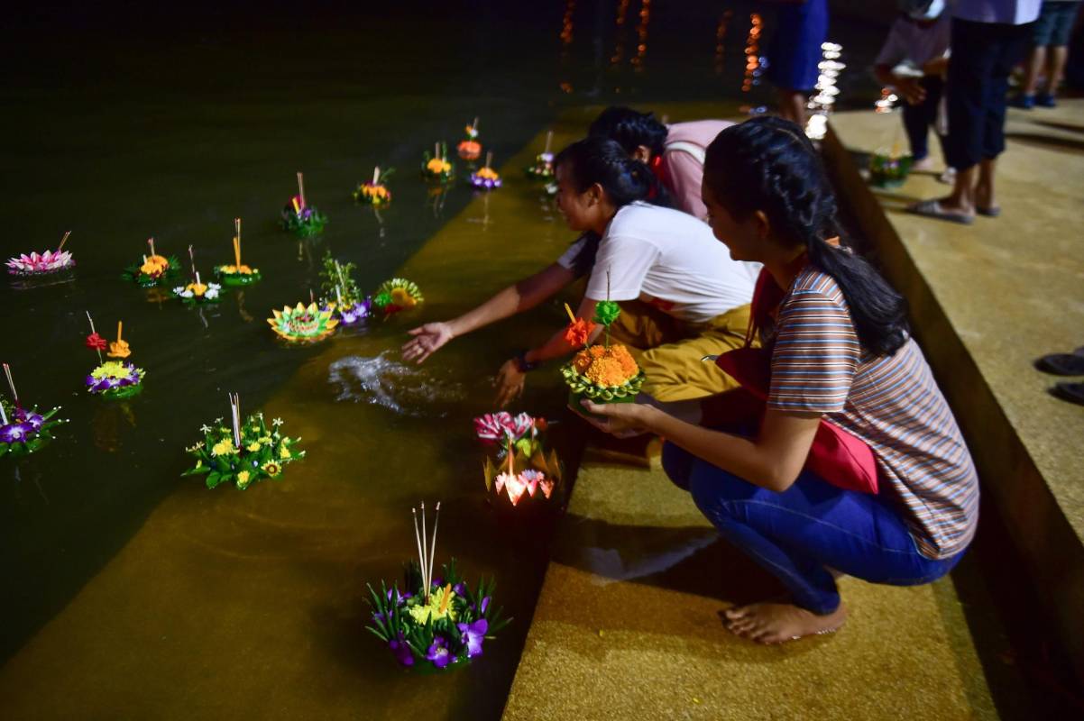 Miles de personas se reúnen cada noviembre para hacer ofrendas florales y de globos de luz bajo la tradición del budismo que se vive en Tailandia, la mayoría de los participantes empezaron siendo agricultores, pero ahora llegan muchos turistas y residentes del país por el colorido de la celebración. Foto: Mladen Antonov, Agencia AFP