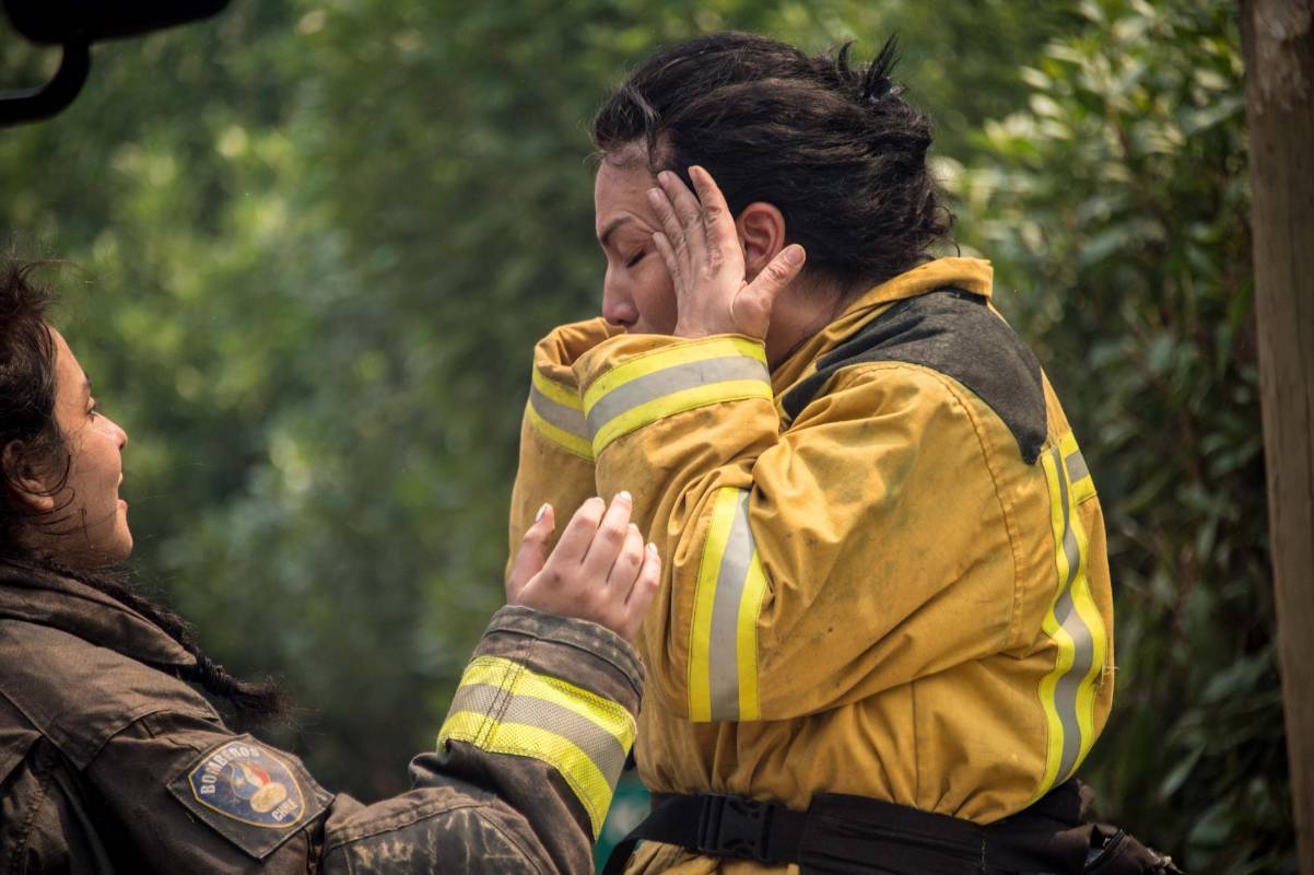 Además, bgadistas de México, Perú, Argentina y Francia llegarán a Chile para ayudar a combatir la devastadora ola de incendios que sufre el país austral, según anunció este viernes la presidenta Michelle Bachelet. FOTO AFP