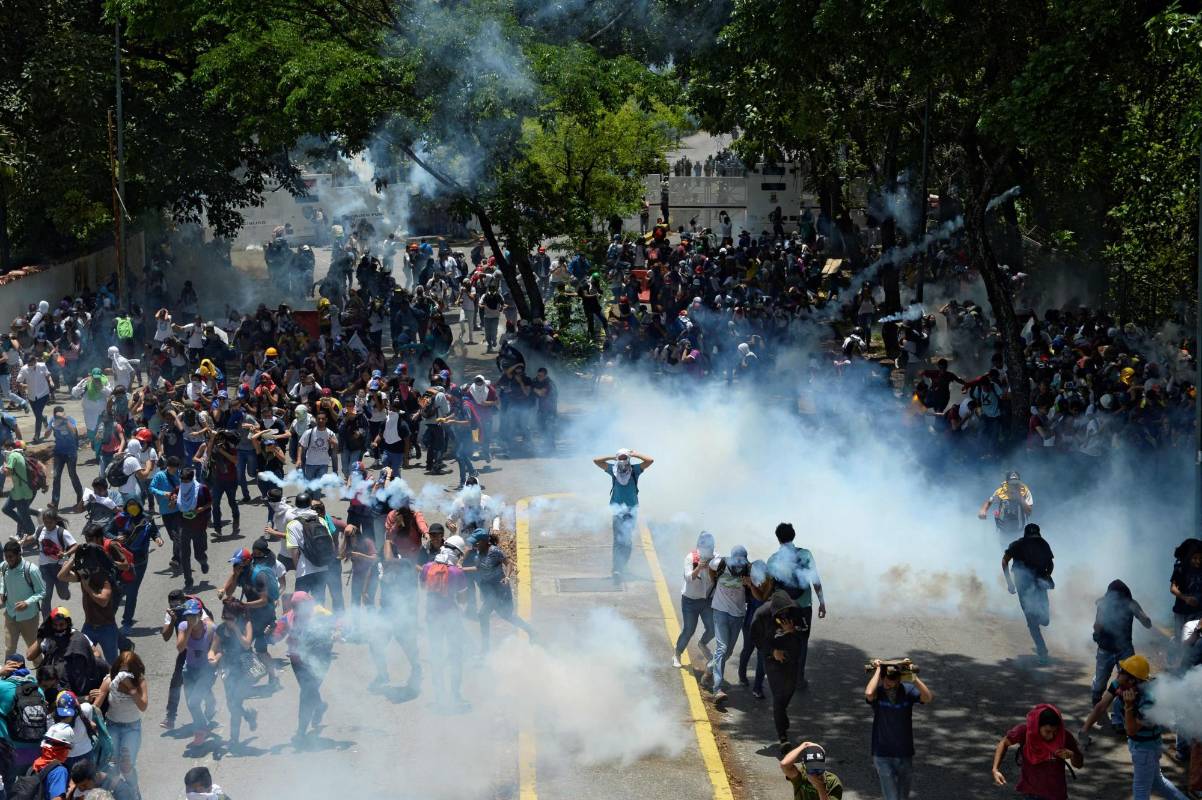 Estudiantes de la Universidad de Caracas se dispersan tras revueltas con la Guardia Nacional Bolivariana. AFP