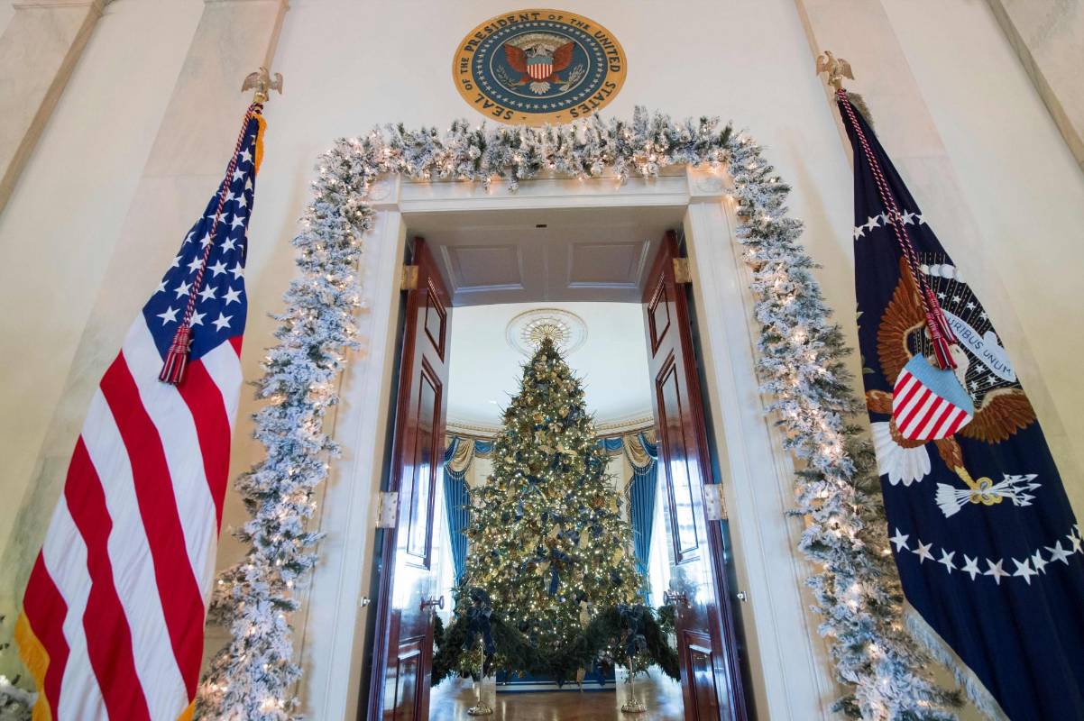 “¡La decoración está lista! ¡La Casa Blanca está preparada para celebrar! Deseándoles una feliz Navidad y una alegre temporada de vacaciones”, agregó Melania en Twitter. FOTO AFP