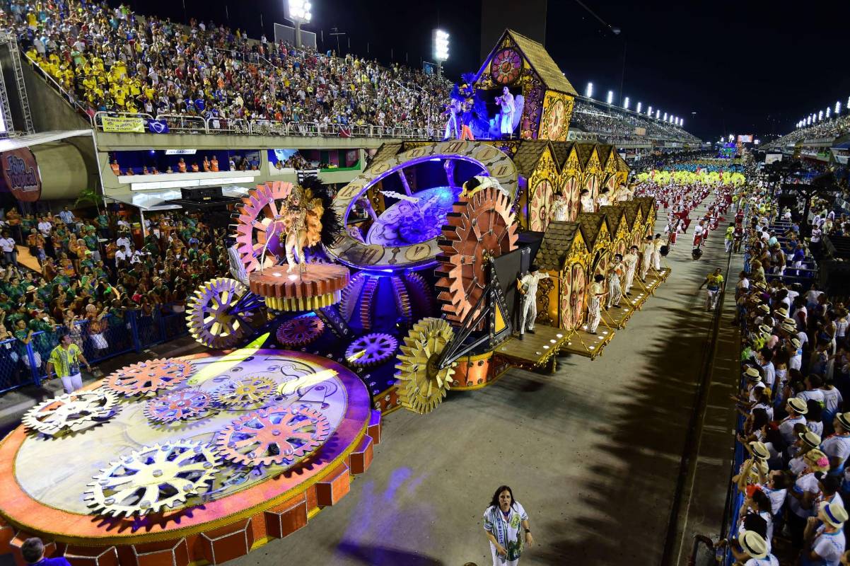 Cada escuela de samba tiene entre 3.500 y 4.000 integrantes, lo que incluye bailarines disfrazados, percusionistas, cantantes y las “reinas” del carnaval. FOTO AFP