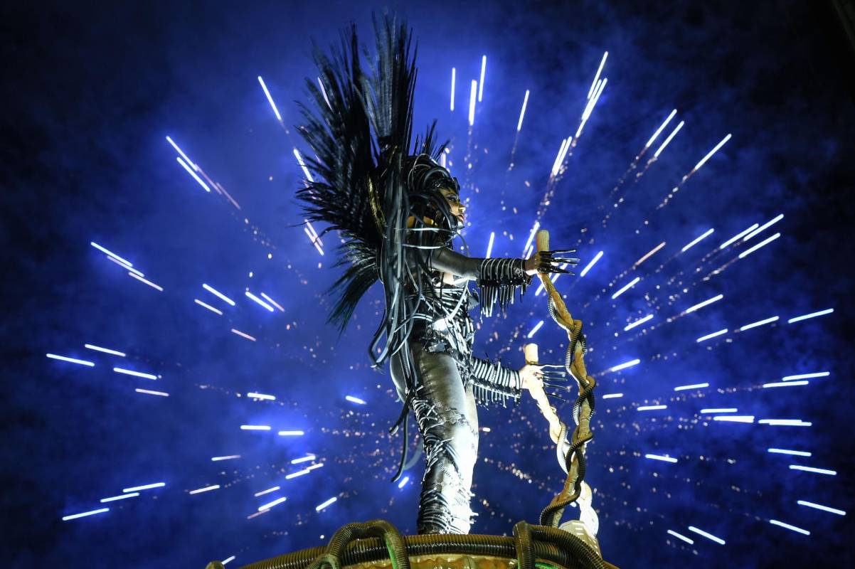 El quinto día de un carnaval que comenzó el último viernes fue inundado por los llamados “blocos”, grupos de comparsas que reúnen millares de personas en las calles. FOTO AFP