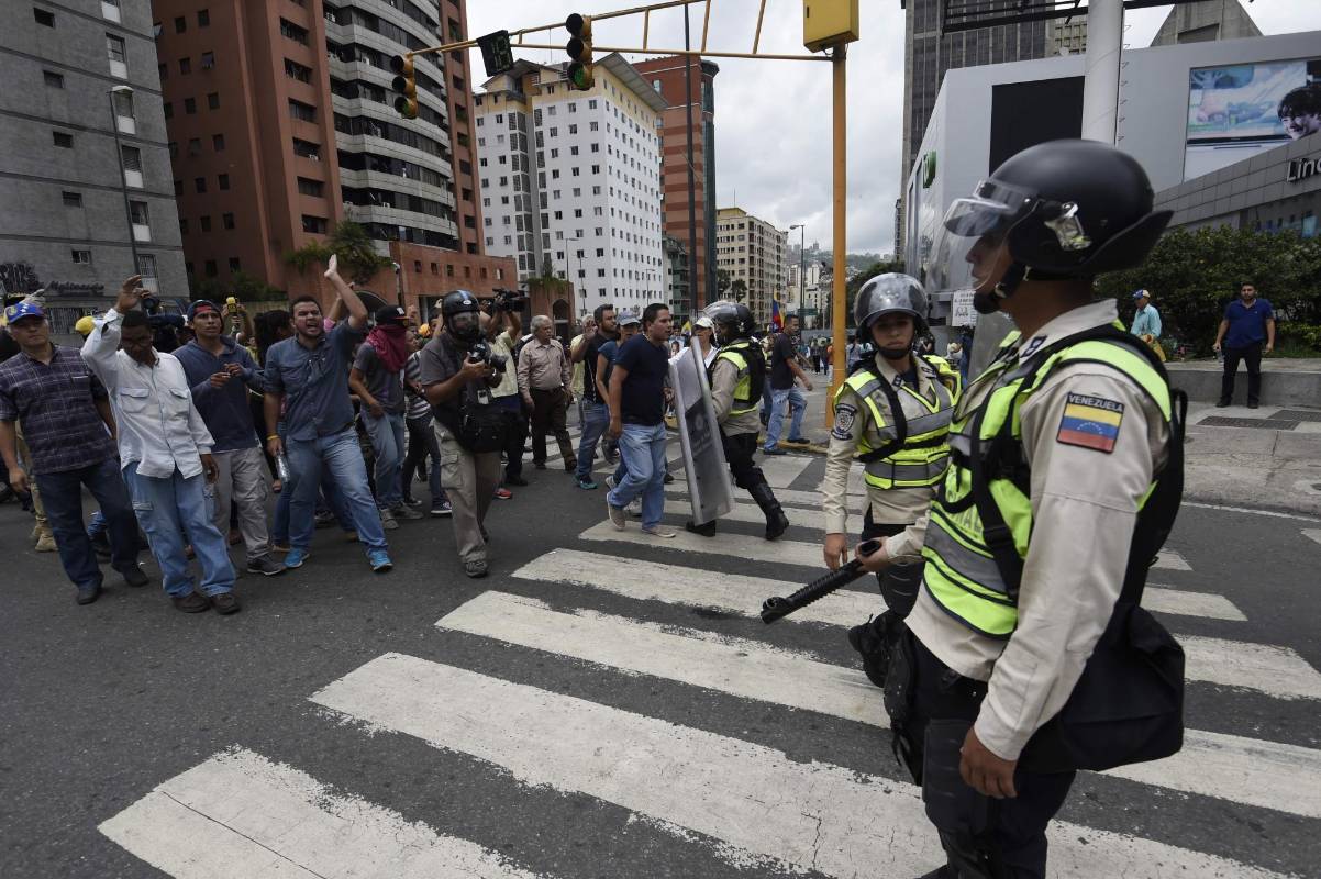 Es la tercera vez en una semana que los opositores del gobierno de Maduro protestan para exigir al árbitro electoral la activación de un referéndum revocatorio contra el mandatario. FOTO AFP