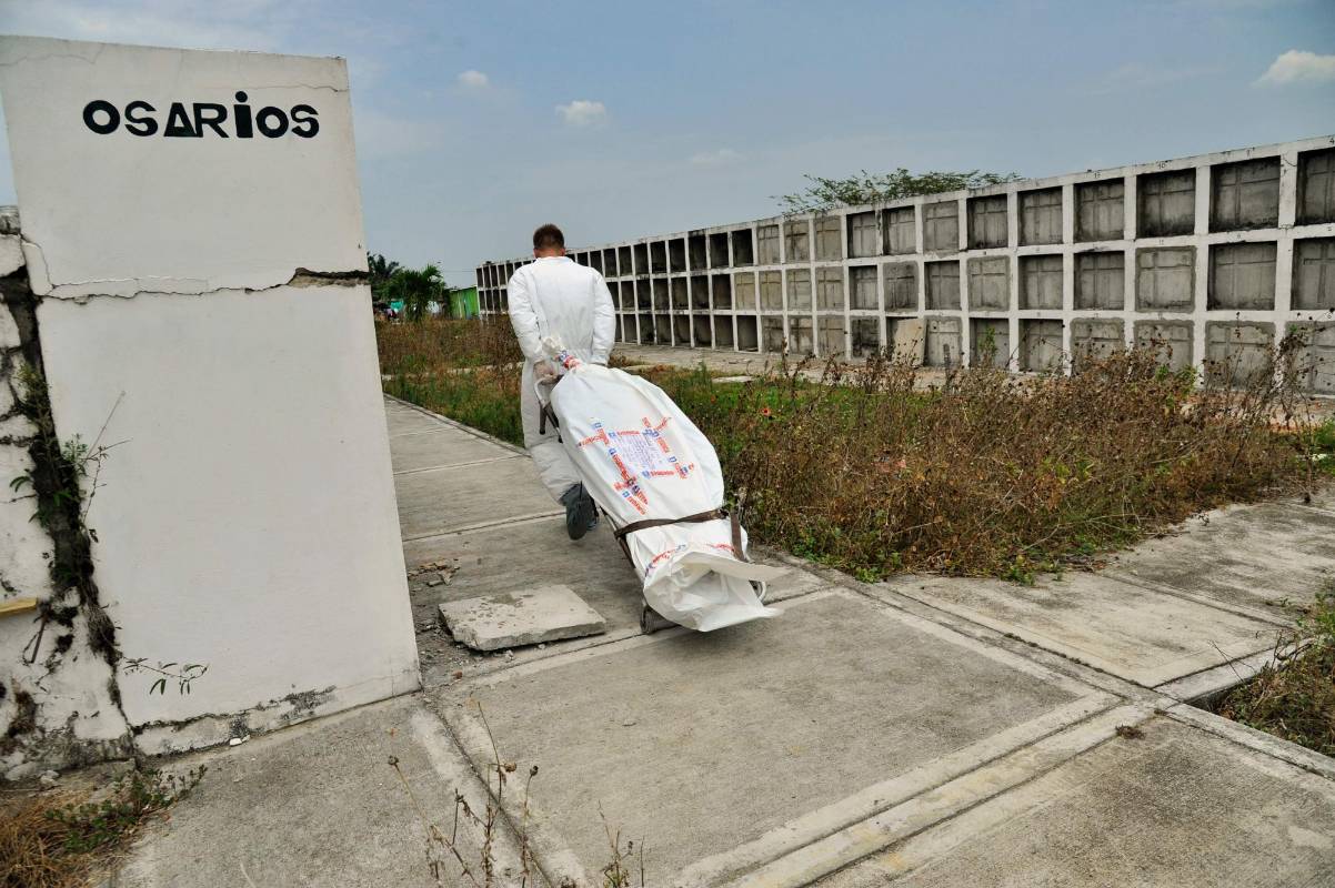 En diciembre del año pasado la Fiscalía entregó a familiares los restos de 29 de las personas identificadas y, se tiene previsto a finales de marzo hacer la entrega a sus allegados las osamentas de unas 20 a 25 personas. FOTOS Guillermo Legaria / AFP