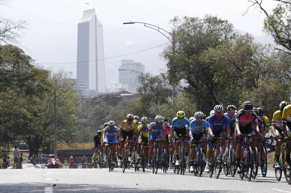 Hermosas postales dejó el desarrollo de la cuarta etapa del Tour Colombia 2.1 que se desarrolló en Medellín, un circuito de 139 kilómetros, que tuvo una masiva presencia de aficionados en cada uno de los puntos por donde transcurrió la fracción. FOTOS JUAN ANTONIO SÁNCHEZ Y MANUEL SALDARRIAGA