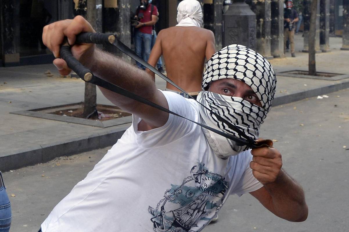 Fuertes enfrentamientos entre la fuerza pública y los manifestantes se registraron en la calles de Beirut. Foto: AFP