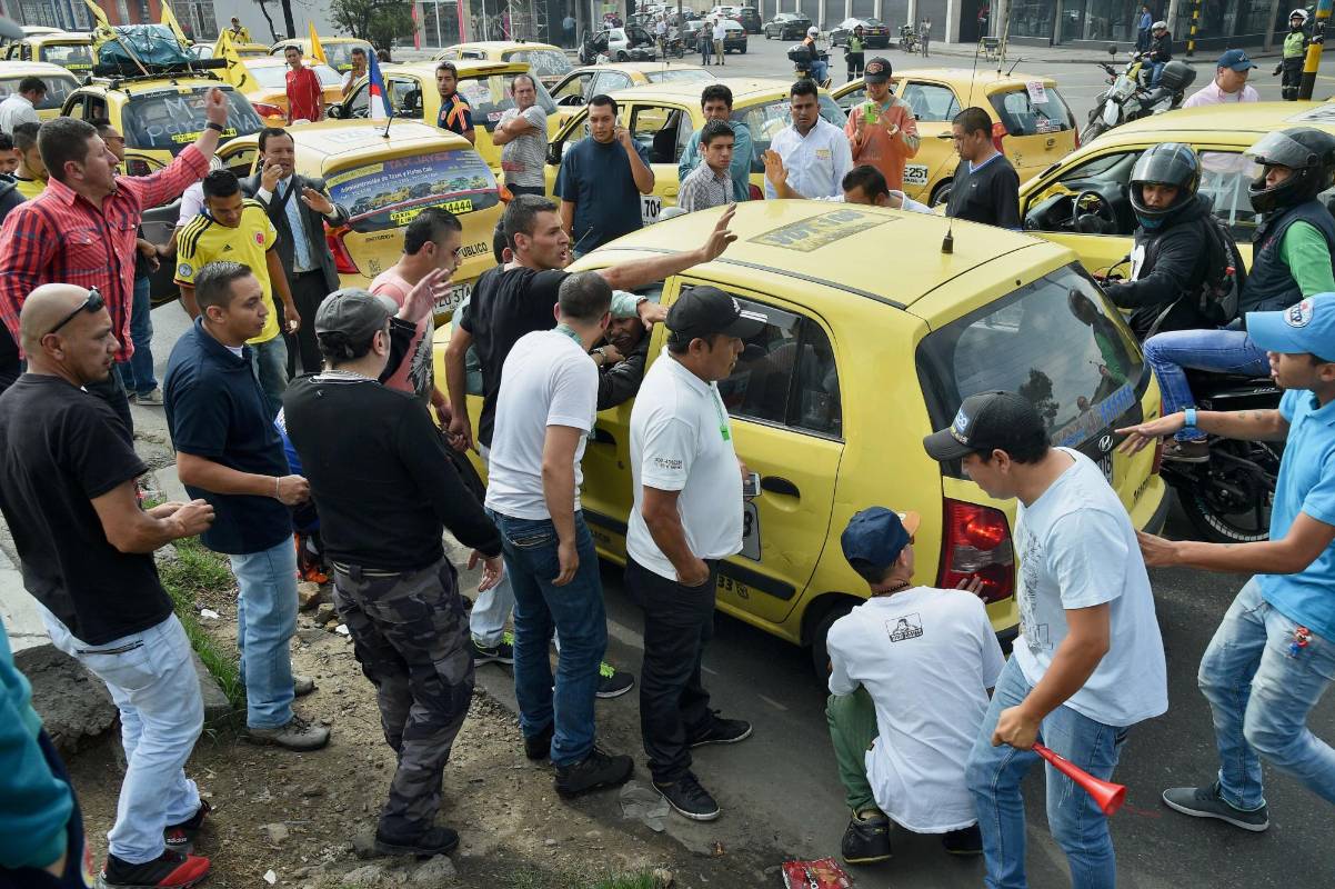 Esta protesta se une a la jornada nacional de protestas que taxista adelantan en Bogotá desde la madrugada de este lunes y que han generado un caos vehicular en la capital colombiana.
