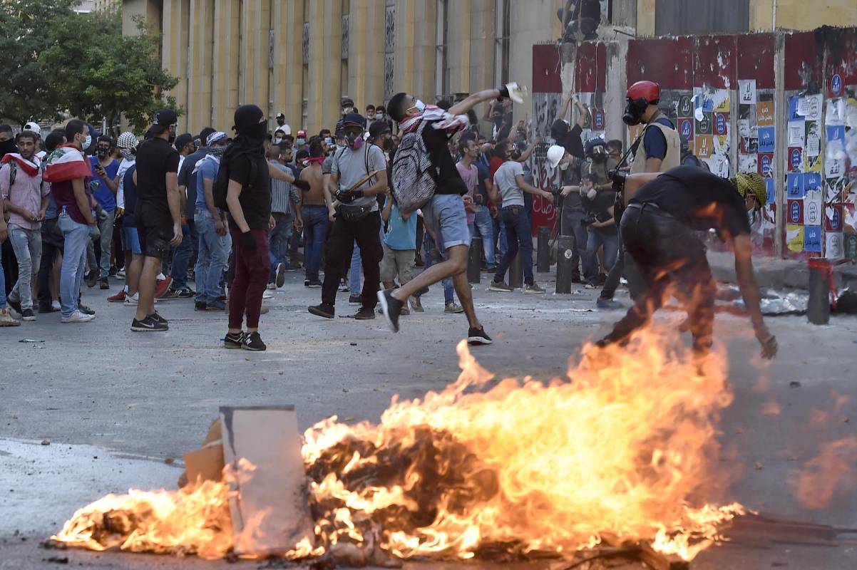 Fuertes enfrentamientos entre la fuerza pública y los manifestantes se registraron en la calles de Beirut. Foto: AFP