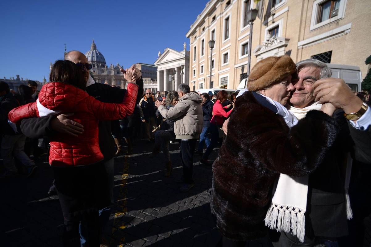 Aunque no se animó a bailar, la argentina y residente en Roma Luisa Cliento se acercó al Vaticano para sumarse al mensaje de feliz cumpleaños de Francisco, un papa que, según dijo, desea que dure “mil años”. FOTO AFP