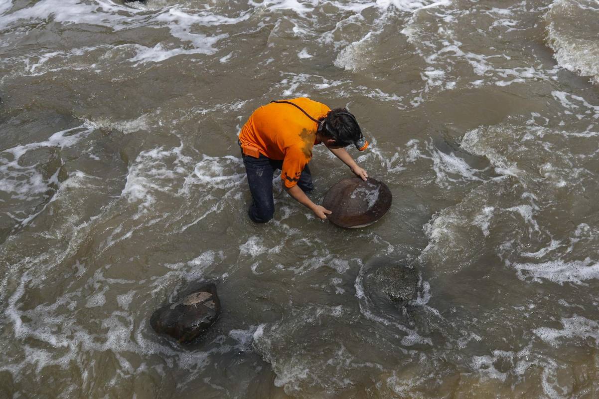 A orillas del río Medellín, en el municipio de Barbosa, algunas personas extraen de forma artesanal el mineral que les da el sustento para ellos y sus familias en esta época de crisis económica por el Covid - 19. Foto: Manuel Saldarriaga Quintero.