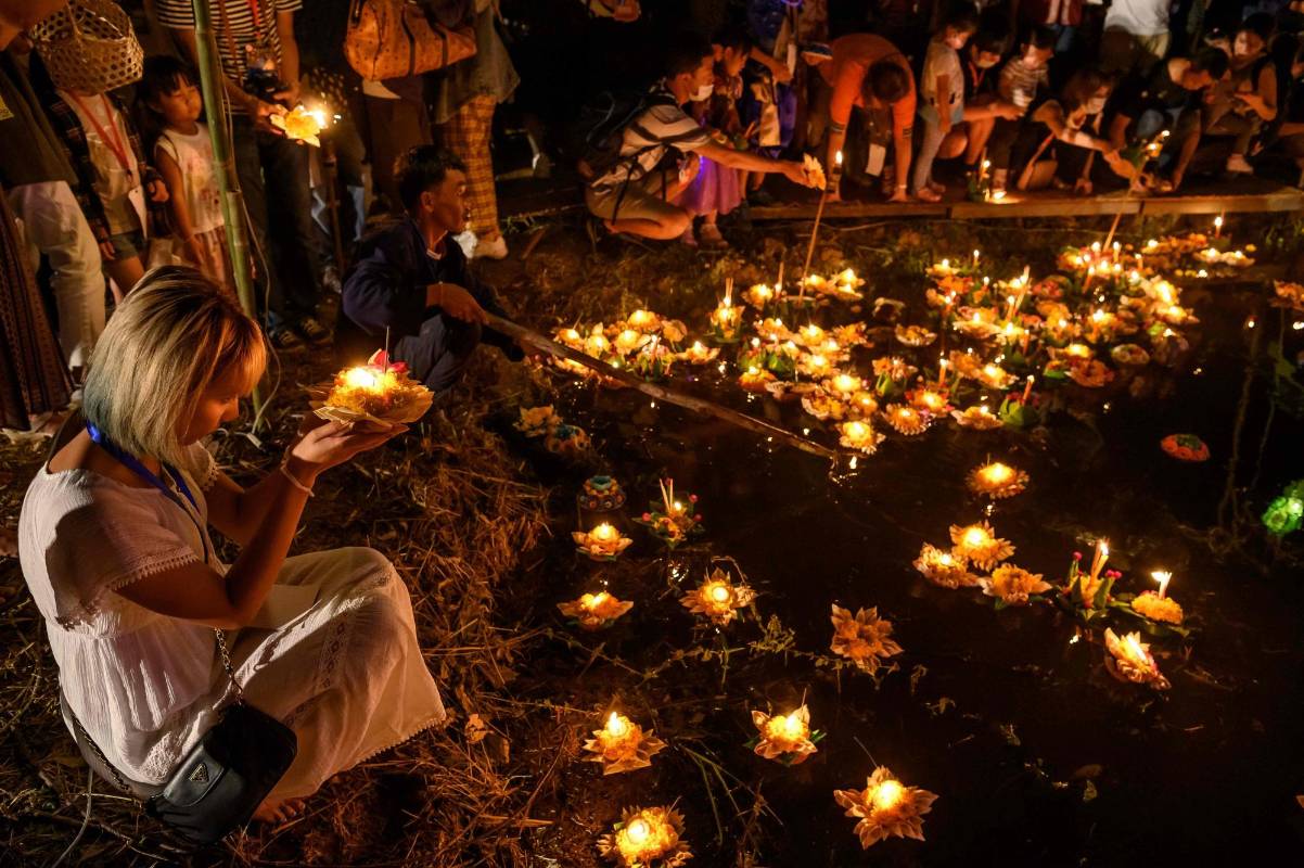 Miles de personas se reúnen cada noviembre para hacer ofrendas florales y de globos de luz bajo la tradición del budismo que se vive en Tailandia, la mayoría de los participantes empezaron siendo agricultores, pero ahora llegan muchos turistas y residentes del país por el colorido de la celebración. Foto: Mladen Antonov, Agencia AFP