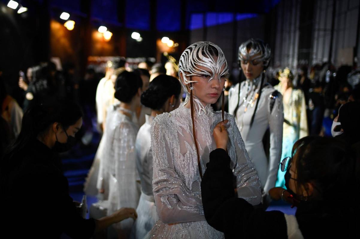 El diseñador Xiong Ying muestra sus creaciones en esta importante feria de moda internacional. Foto: AFP