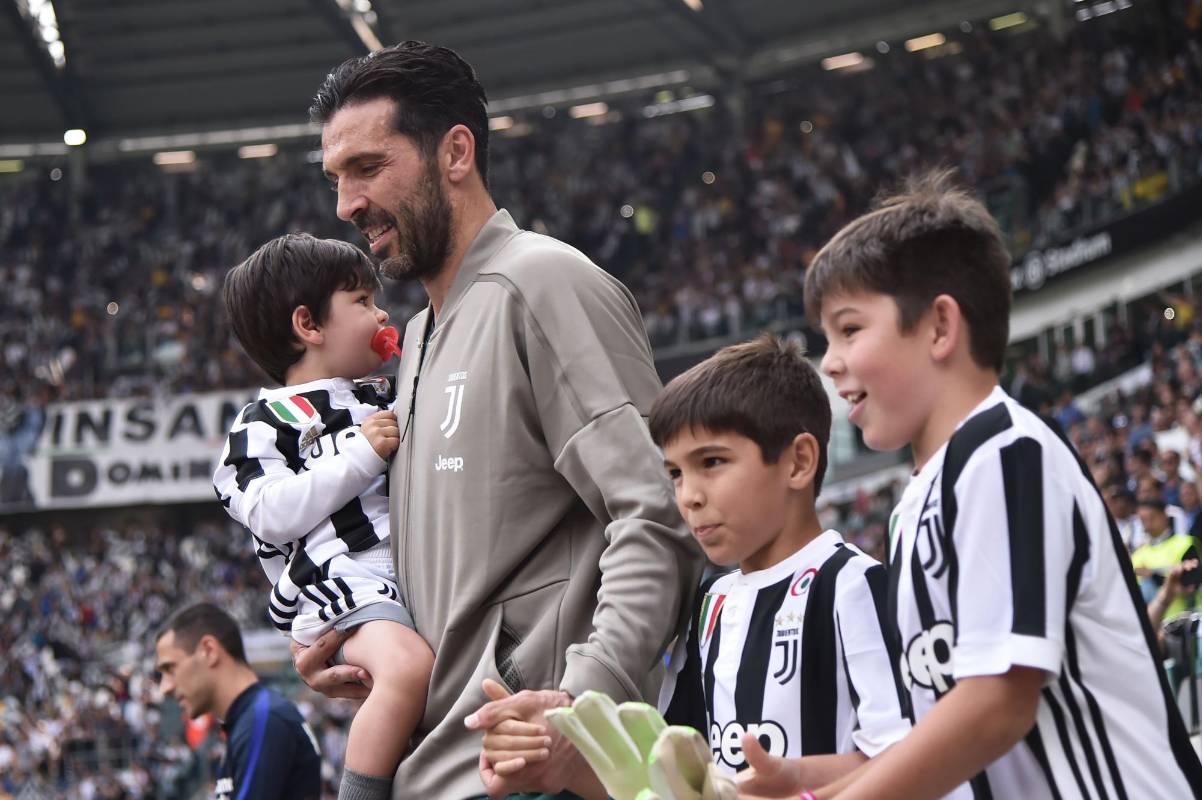El arquero salió al campo con sus hijos, Leopoldo Mattia, David Lee y Louis Thomas Buffon. FOTO AFP