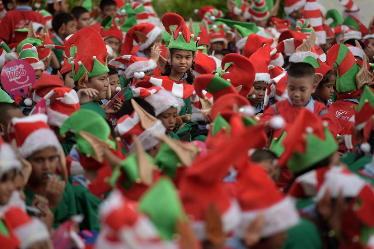 Tras cinco minutos de aguantar la posición, un representante de Guinness World Records les declaró vencedores de la marca. FOTO AFP