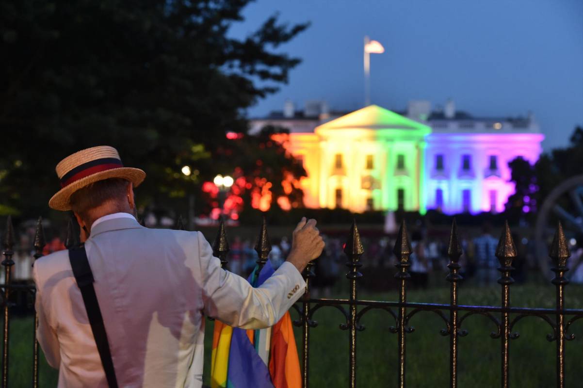 Poco antes, la Casa Blanca había puesto un dibujo de la mansión presidencial coloreada como el arcoíris en su perfil de Facebook.