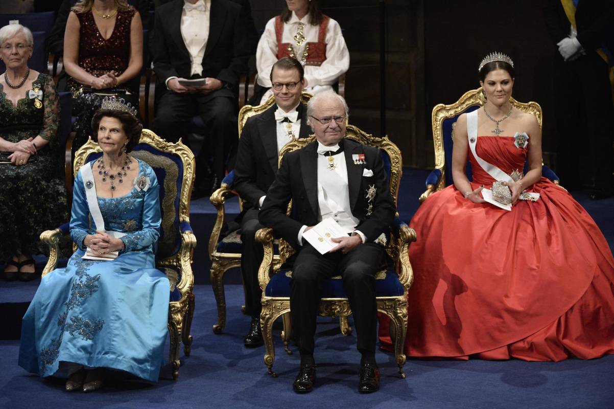 El rey Carlos Gustavo de Suecia entregó los Premios Nobel a diez hombres y una mujer, en una ceremonia que se celebró en la Sala de Conciertos de Estocolmo. FOTO AP 