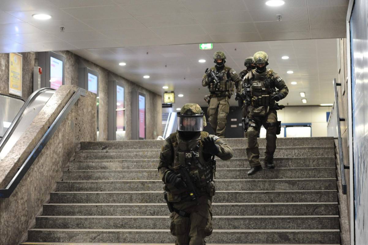 El área ha sido acordonada, el metro ha sido cerrado en la zona y según testigos citados por los medios locales todavía hay clientes refugiados en las tiendas del complejo. FOTO AFP