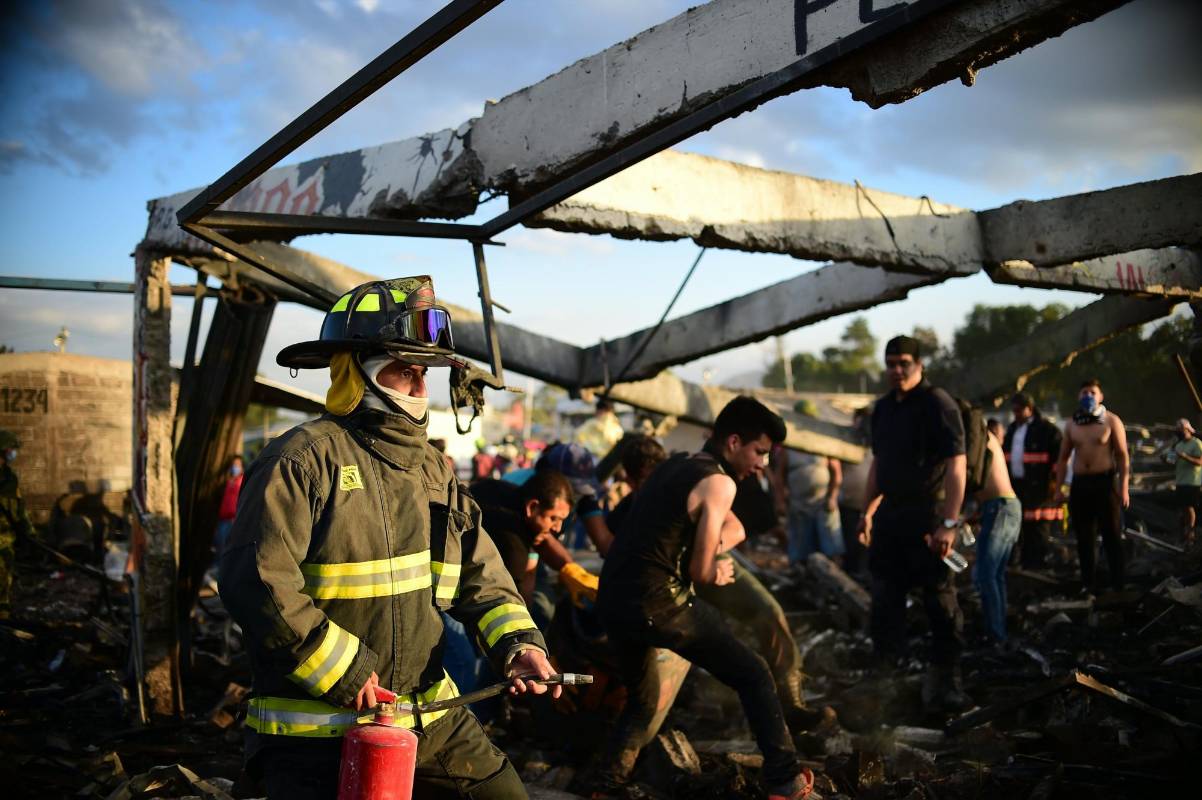 Explicó que este miércoles continuarán las labores periciales fotográficas, de campo, forenses, y con expertos en incendios y explosiones. FOTO AFP