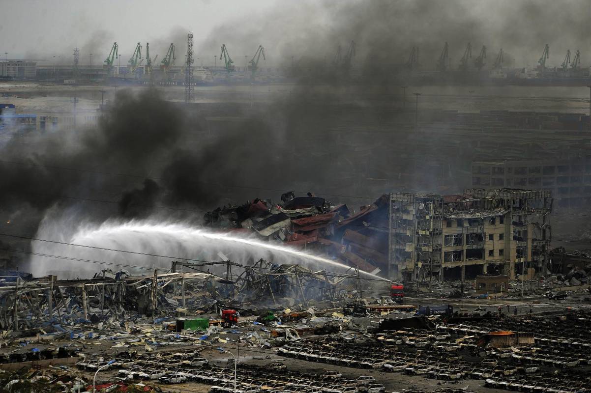  Autoridades chinas continúan en alerta por nuevas explosiones que se puedan presentar producto de la acumulación de químicos. FOTO AFP