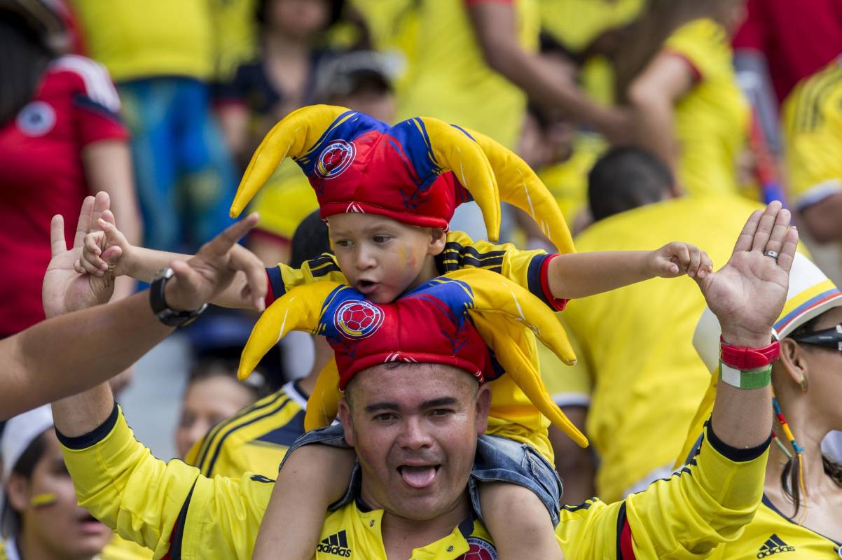 Las pancartas con los nombres de los municipios de donde arribaron los aficionados a alentar el equipo cafetero adornaban las tribunas barranquilleras, pero las que más se destacaban eran las que celebraban el regreso del ‘Tigre’ Radamel Falcao García. FOTO JUAN ANTONIO SÁNCHEZ