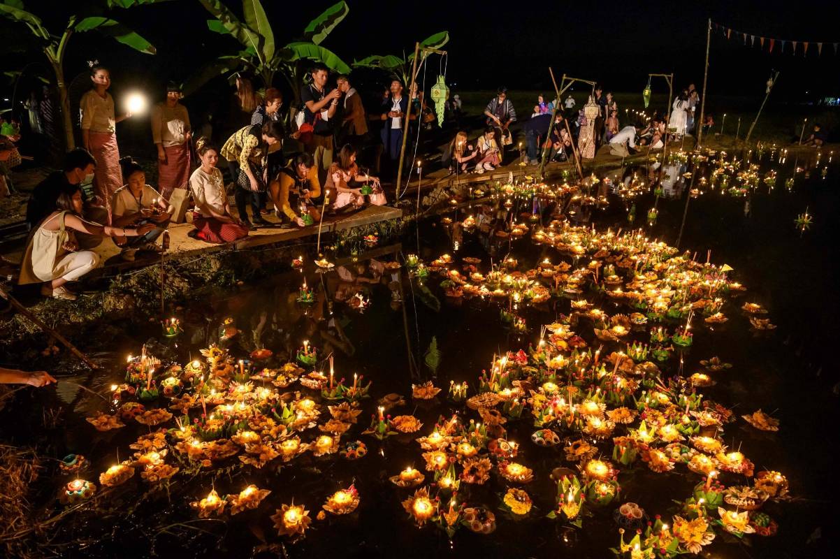 Miles de personas se reúnen cada noviembre para hacer ofrendas florales y de globos de luz bajo la tradición del budismo que se vive en Tailandia, la mayoría de los participantes empezaron siendo agricultores, pero ahora llegan muchos turistas y residentes del país por el colorido de la celebración. Foto: Mladen Antonov, Agencia AFP