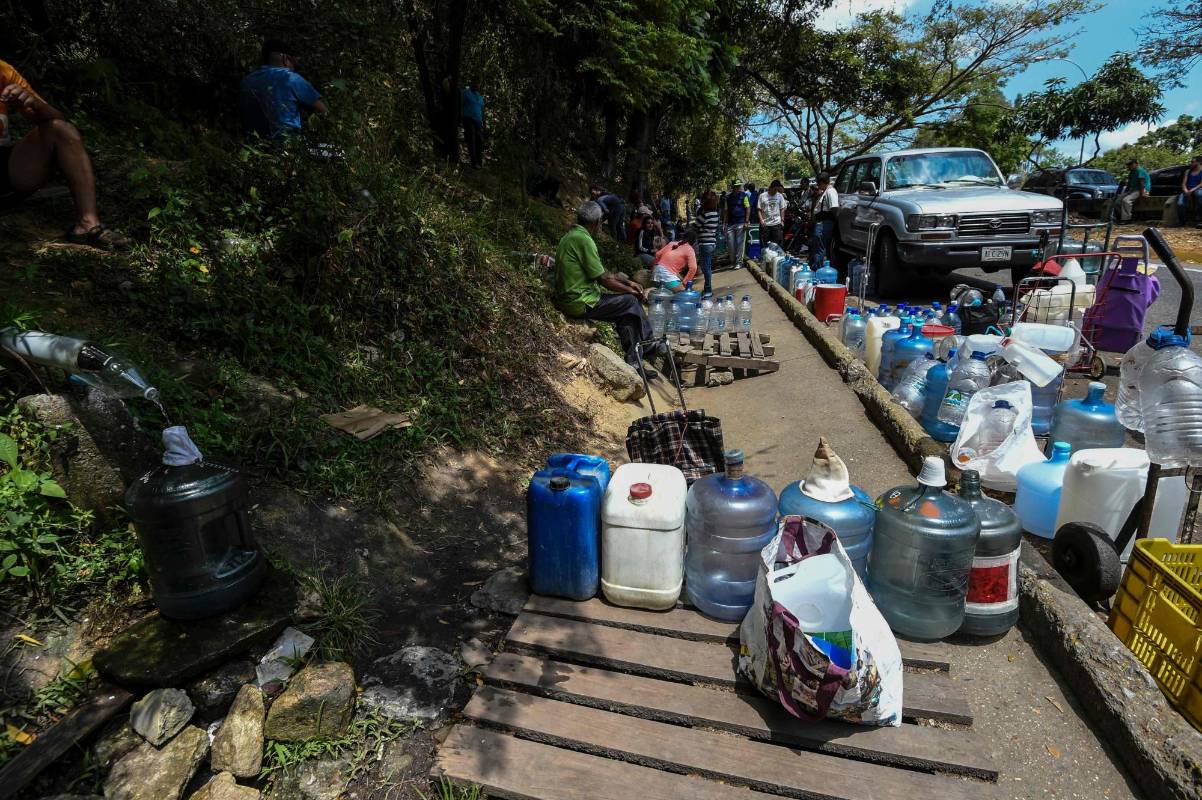 Durante el tercer día de un apagón masivo que dejó a los venezolanos sin comunicaciones, electricidad y agua. Foto: Juan Barreto