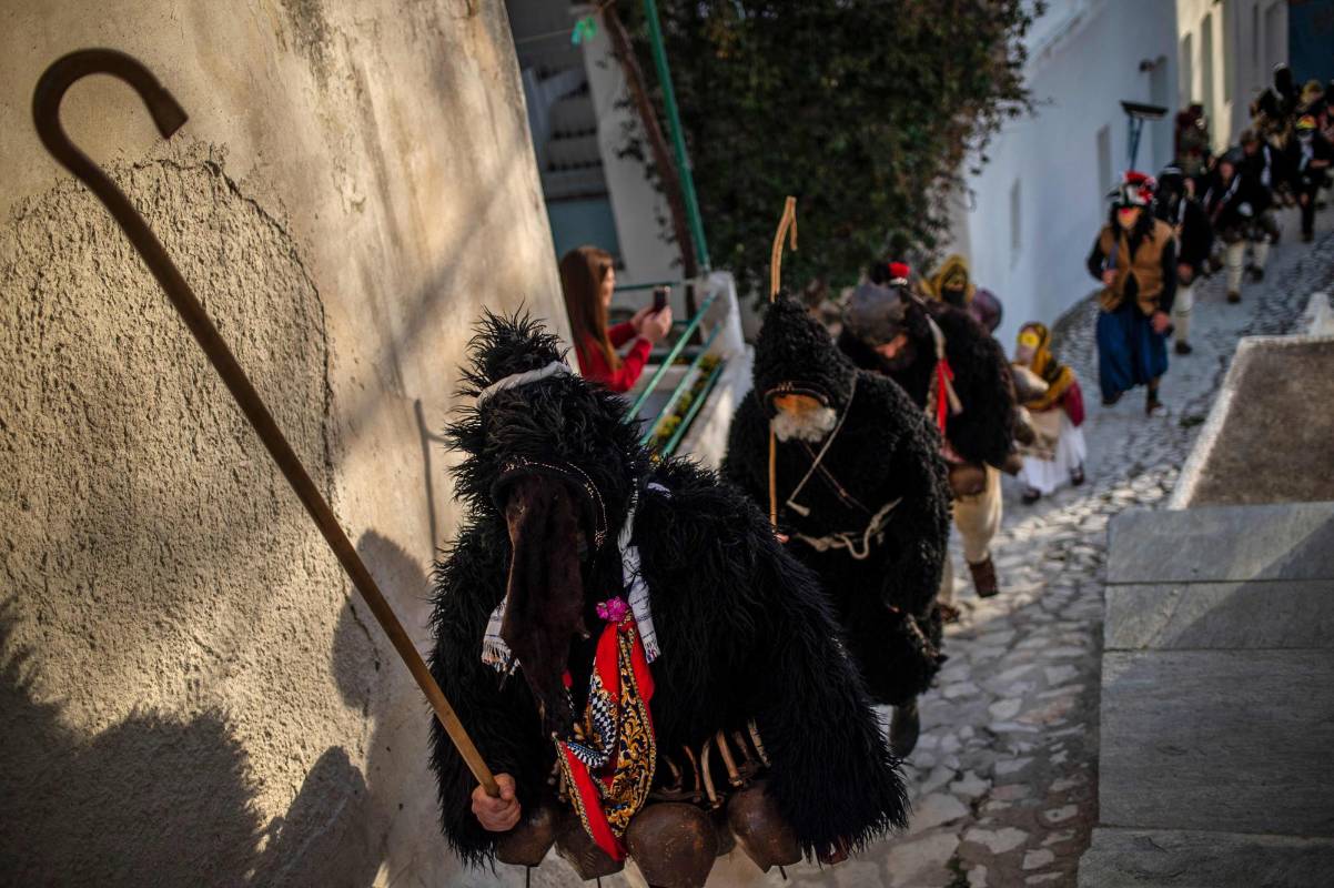 Las mujeres vestidas con trajes de ‘’ Corela ‘’ participan en el Carnaval de Skyrian, en la isla de Skyros, al noreste de Atenas. Foto: Angelos Tzortzinis / AFP