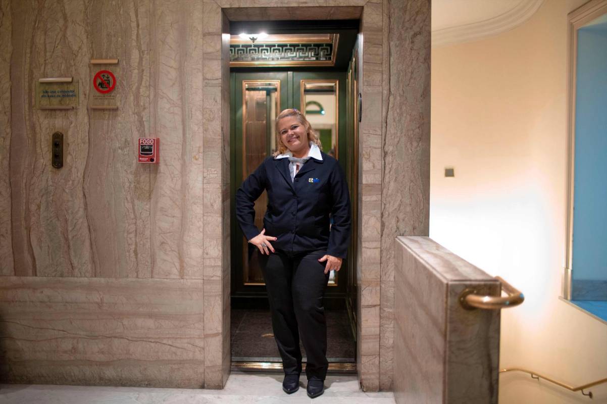 Lizie da Silva, operadora de ascensores desde 1997, posa para fotos en el Centro Cultural del Banco de Brasil, en el centro de Río de Janeiro. FOTO: MAURO PIMENTEL; AFP.