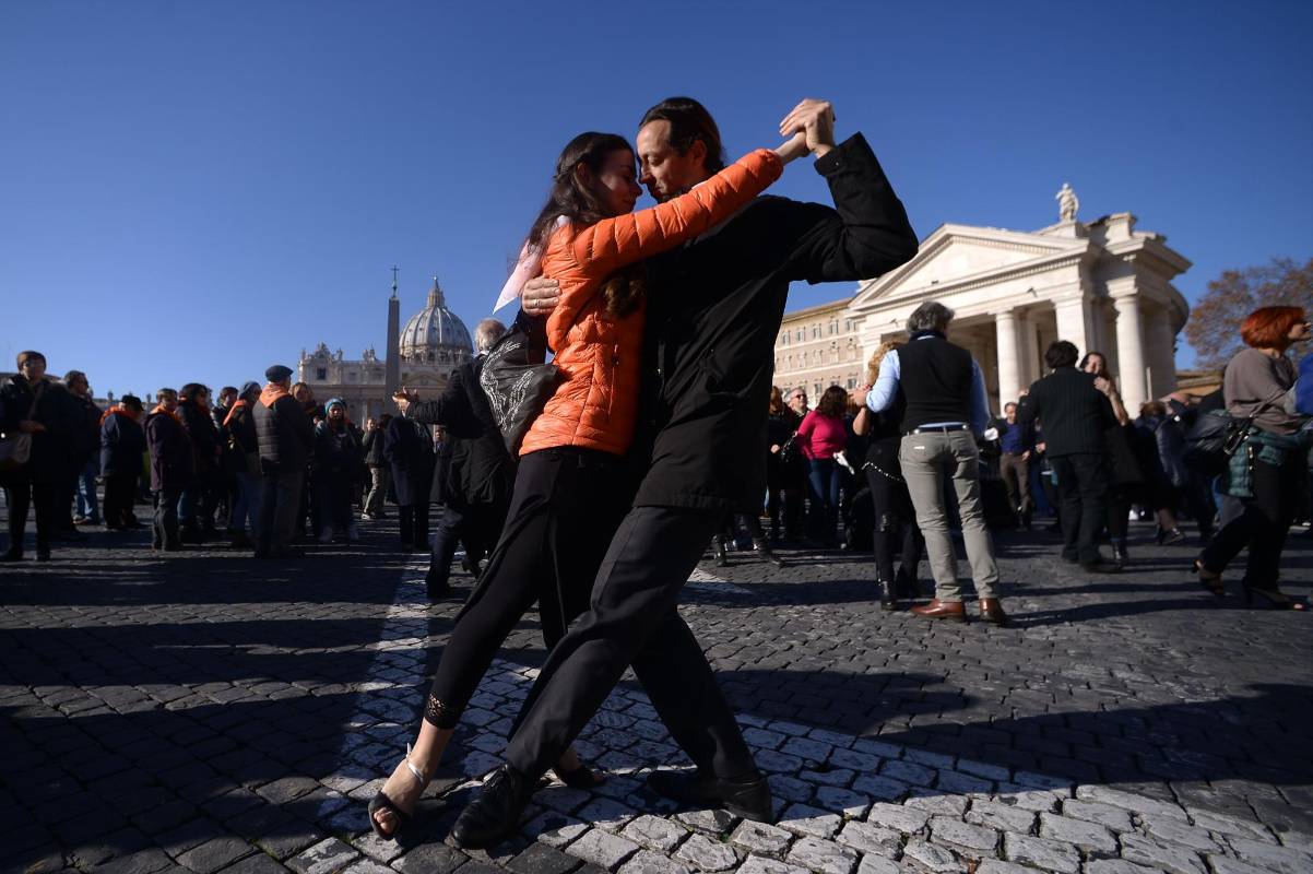 Camorani explicó que este baile es el mejor regalo que se puede hacer al papa, con el que espera “transmitirle el abrazo del tango, porque con los abrazos no hay guerras”. FOTO AFP