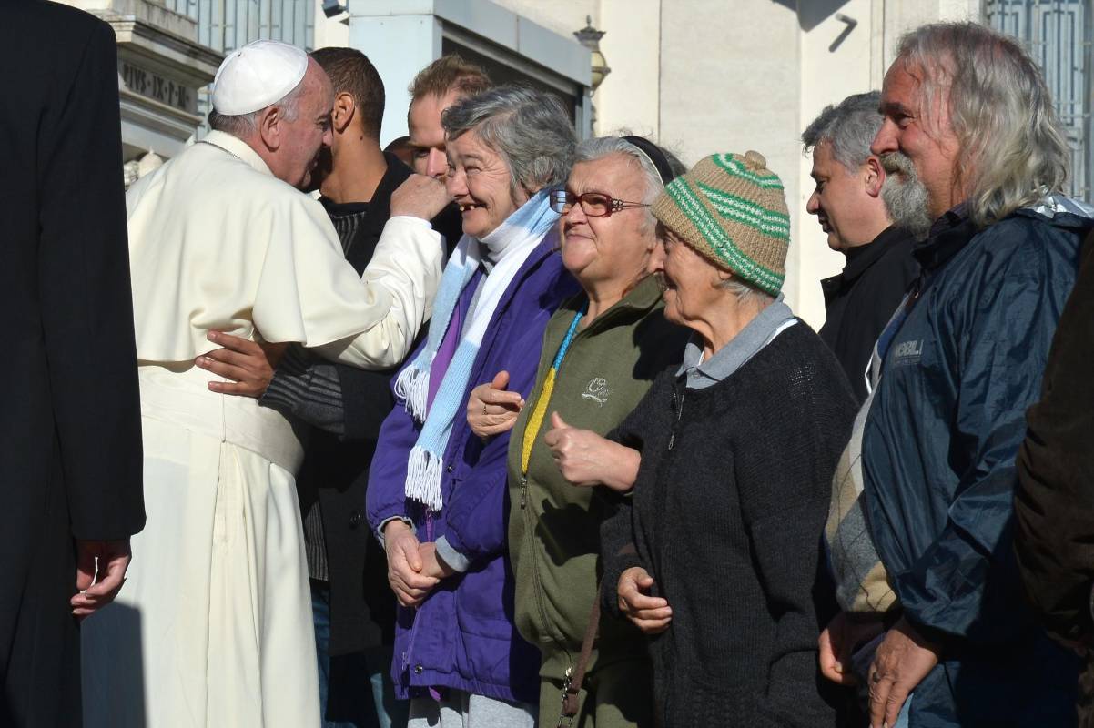 Como el año pasado, cuando invitó por su cumpleaños a almorzar a cuatro sintecho, Francisco también quiso estar hoy al lado de los más necesitados y en el altar instalado en San Pedro saludó y abrazo a un grupo de ocho vagabundos que estaban acompañados por el limosnero pontificio, el croata Konrad Krajewski, y que le regalaron algunos girasoles. FOTO AFP