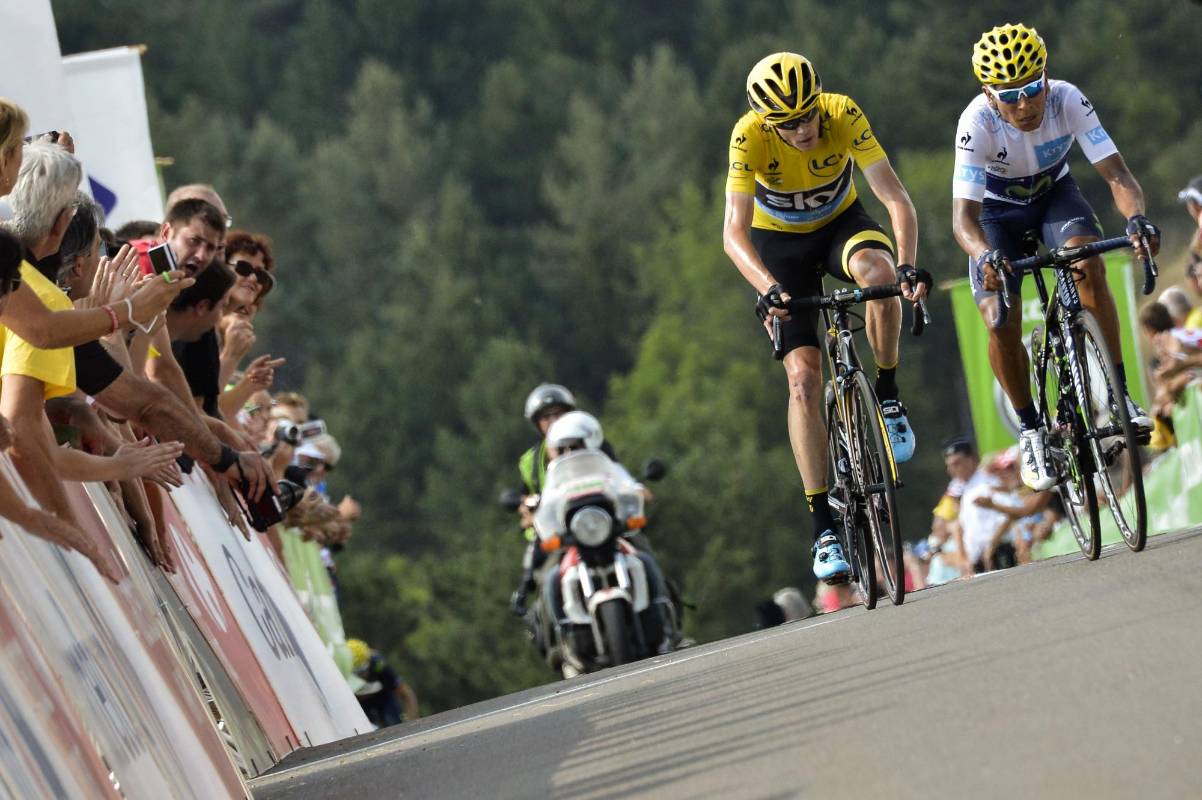 A pesar de que Nairo Quintana ha intentado descontarle tiempo, Chris Froome ha resistido a los ataques del ciclista boyacense. FOTO AFP