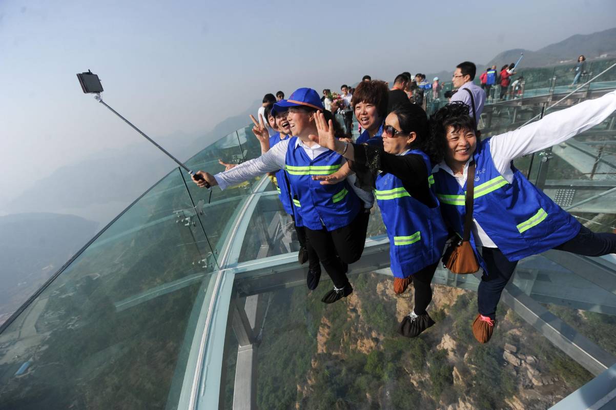 En China inauguraron un mirador de cristal de 415 metros cuadrados en un precipicio de 32,8 metros de altura. La atracción ubicada en Shilinxia, en el distrito de Pinggu, en Pekín se puso de moda entre los turistas. FOTO AFP