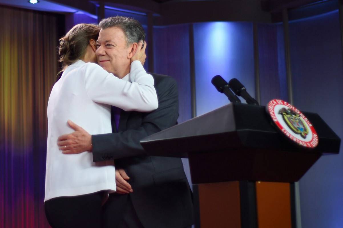Su esposa, María Clemencia, lo acompañó durante toda la alocución. FOTO CORTESÍA